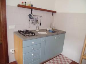 eine Küche mit einem Herd und einer Arbeitsplatte in der Unterkunft VILLA COLLE in Nanto