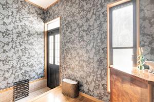 un baño con una pared cubierta de papel pintado con motivos florales en 柴又1丁目, en Tokio 72 fotos más