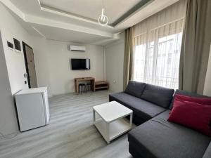 a living room with a couch and a table at Denize yakın lüks daire in Antalya