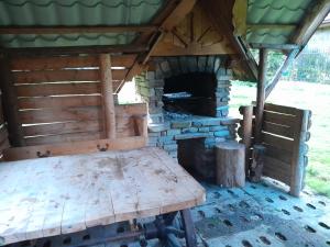 einer Holzbank vor einem Steinofen in der Unterkunft Domki Harenda in Zakopane + 28 Fotos
