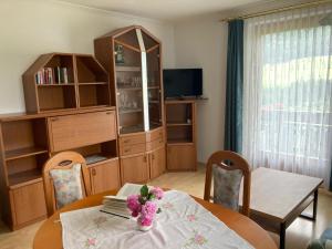 TV a/nebo společenská místnost v ubytování Haus Strieder