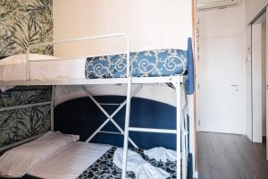 Palanda nebo palandy na pokoji v ubytování Blu Star Hotel