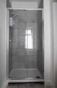 Et badeværelse på Ground Floor - Balmoral Stays - Free Wifi