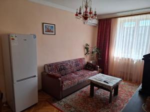Ruang duduk di Hasmik Apartment