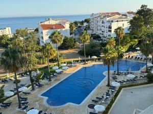 une vue aérienne d'un complexe hôtelier avec piscine dans l'établissement Semanas 30 e 24 Vila Galé Cerro Alagoa, à Albufeira