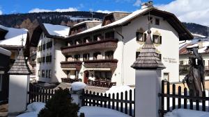 Nespecifikovaný výhled na hory nebo výhled na hory při pohledu z hotelu