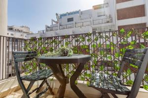 einen Tisch und Stühle auf einem Balkon mit einem Zaun in der Unterkunft Welcome Home Palmiers in Casablanca