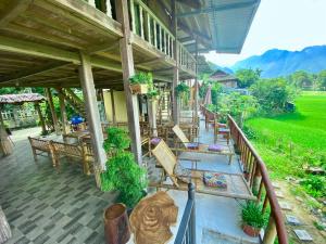 Cảnh núi rừng hoặc tầm nhìn ra núi từ chỗ nghỉ nhà dân