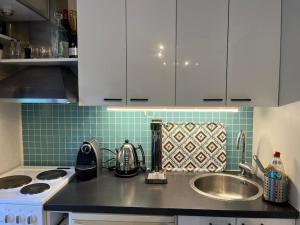 Dapur atau dapur kecil di Cozy studio near waterfront in Djursholm Stockholm +1 gambar