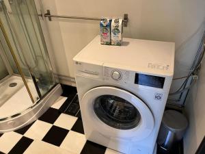 Bilik mandi di Cozy studio near waterfront in Djursholm Stockholm