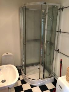 Bilik mandi di Cozy studio near waterfront in Djursholm Stockholm