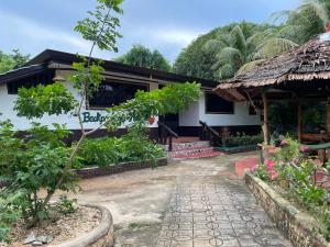 een pension met een loopbrug ervoor bij Chelle's Guesthouse and Backpackers in Siquijor