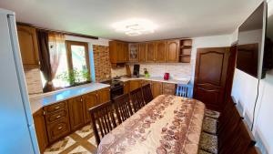 Kuchyňa alebo kuchynka v ubytovaní Goretsʹ family home