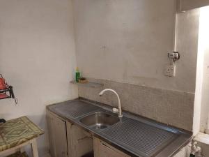 une cuisine avec un évier et un plan de travail dans l'établissement The Birds Rest, à Sri Jayewardenepura Kotte 30 autres photos