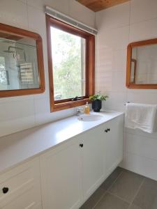 Φωτογραφία από το άλμπουμ του Queen Room with Balcony at Kookaburra Retreat σε Pakenham