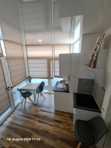 eine Küche mit Tisch und Stühlen in einem Zimmer in der Unterkunft Handwerkerwohnung-Monteurunterkunft in Darmstadt