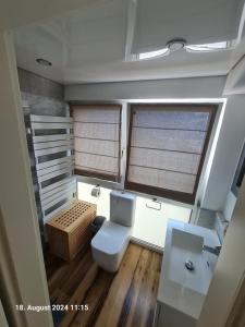 ein kleines Badezimmer mit Toilette und Waschbecken in der Unterkunft Handwerkerwohnung-Monteurunterkunft in Darmstadt