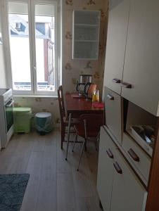 une cuisine avec une table et une table ainsi qu'une salle à manger dans l'établissement Saint Pair sur Mer 50 m de la plage, à Saint-Pair-sur-Mer 5 autres photos