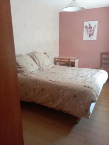 une chambre avec un lit avec une couette blanche dans l'établissement Saint Pair sur Mer 50 m de la plage, à Saint-Pair-sur-Mer