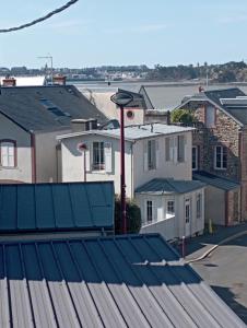 une vue d'une rangée de maisons depuis un toit dans l'établissement Saint Pair sur Mer 50 m de la plage, à Saint-Pair-sur-Mer