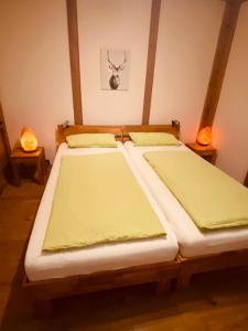 Postel nebo postele na pokoji v ubytování Azuria Schwarzwald Loft
