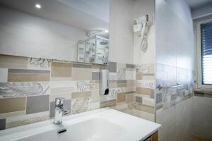 une salle de bain blanche avec un lavabo et une douche dans l'établissement Residenza NETTUNO, à Tropea 48 autres photos