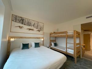 Postel nebo postele na pokoji v ubytování SHANA Hôtel & Résidence