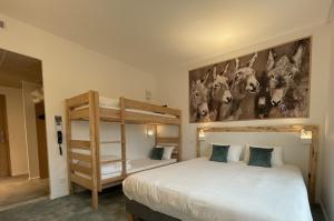 Postel nebo postele na pokoji v ubytování SHANA Hôtel & Résidence
