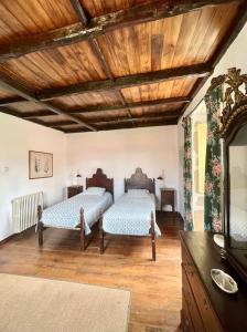 アロウカにあるQuinta de Bócoのベッドが2つあり、天井が木製の寝室