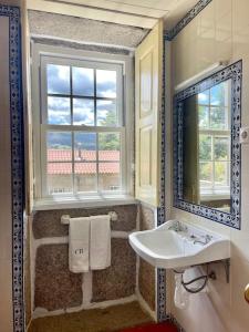 アロウカにあるQuinta de Bócoのバスルーム(洗面台、窓、鏡付)