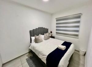Ένα ή περισσότερα κρεβάτια σε δωμάτιο στο Suburban Suites at The Reeds