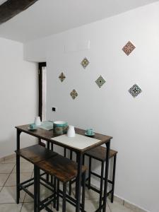 a table and two chairs in front of a white wall at Sottocielo in Naples +11 photos