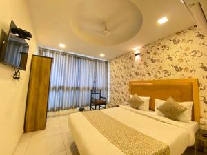 Postel nebo postele na pokoji v ubytování Hotel Alexa - Satellite Prahladnagar, Ahmedabad