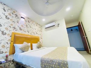 Postel nebo postele na pokoji v ubytování Hotel Alexa - Satellite Prahladnagar, Ahmedabad