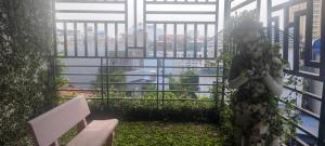 An KhêにあるSoftlife Homestay Văn Caoの市街を望むバルコニーに立つ女性