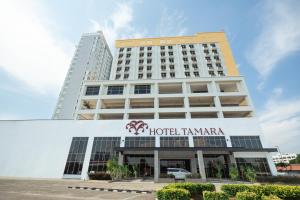 马六甲Hotel Tamara Melaka的塔玛拉帕酒店 (Hotel Tamarapa) 坐落在一栋建筑前