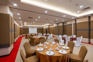 a large banquet hall with tables and chairs at Hotel Tamara Melaka in Malacca