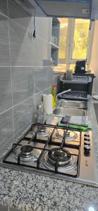 Kuchyň nebo kuchyňský kout v ubytování Ain draham sejour 2, appartement trois pièces privé, seulement familles + 8 fotografií