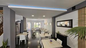 Reštaurácia alebo iné gastronomické zariadenie v ubytovaní Hostal Mediterráneo