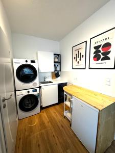 a kitchen with a washing machine and a washer at Room107 im Herzen von MA Seckenheim in Mannheim +6 photos