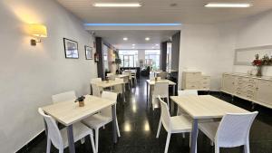 Reštaurácia alebo iné gastronomické zariadenie v ubytovaní Hostal Mediterráneo