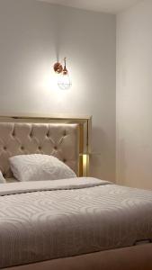 una camera da letto con un letto con una luce sopra di esso di Chambres d'hôtes - La correziene ad Allassac