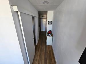 korytarz z białymi ścianami i drewnianą podłogą w obiekcie Paraty de SteraM flats Torremolinos w mieście Torremolinos +19 zdjęć