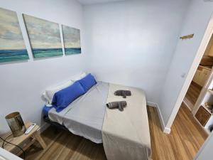 Łóżko lub łóżka w pokoju w obiekcie Paraty de SteraM flats Torremolinos