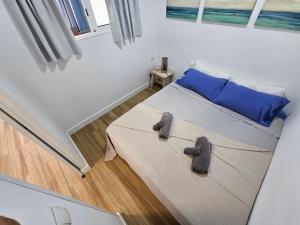 Łóżko lub łóżka w pokoju w obiekcie Paraty de SteraM flats Torremolinos