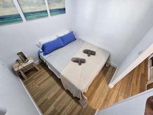 Łóżko lub łóżka w pokoju w obiekcie Paraty de SteraM flats Torremolinos