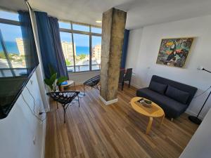 salon z kanapą i stołem w obiekcie Paraty de SteraM flats Torremolinos w mieście Torremolinos