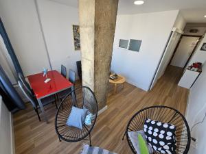 Pokój z 2 krzesłami, stołem i kolumną w obiekcie Paraty de SteraM flats Torremolinos w mieście Torremolinos