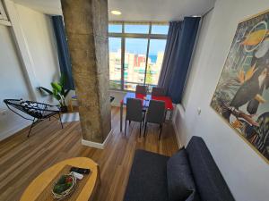 salon z kanapą i stołem w obiekcie Paraty de SteraM flats Torremolinos w mieście Torremolinos