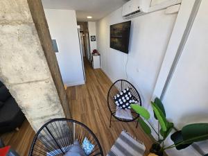 Telewizja i/lub zestaw kina domowego w obiekcie Paraty de SteraM flats Torremolinos